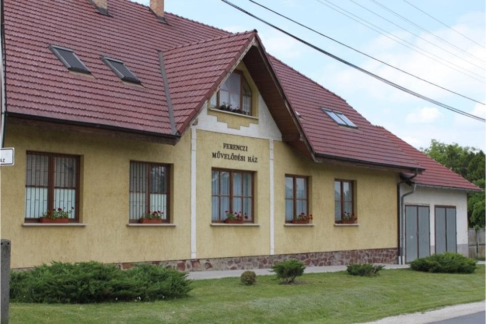 „Népkultúra” a József Attila Kultúrotthontól a Ferenczi Művelődési Házig – fejezetek egy közösségi színtér életéből